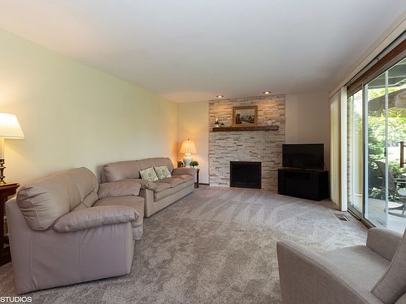 2nd image of 1605 Old Oak Pl #A-1