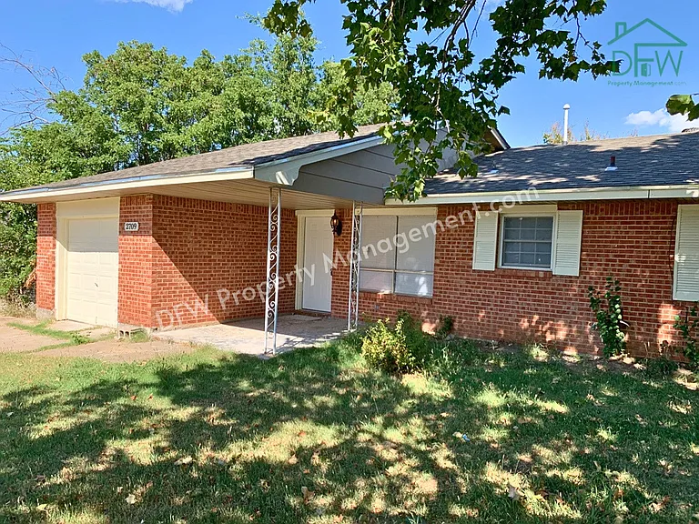 2709 NW Hilltop Dr — Photo 2