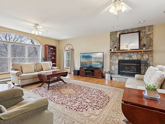 4th image of 64 Fords Rd