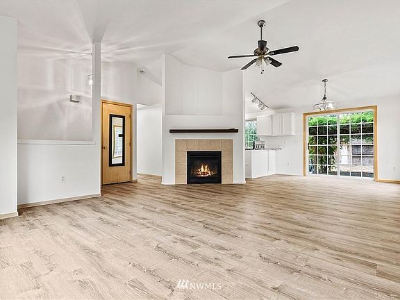 Living room w/ fireplace
