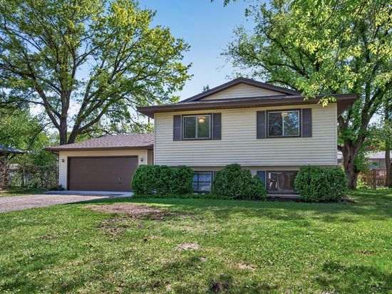 3054 Wilder St N, Roseville, MN 55113