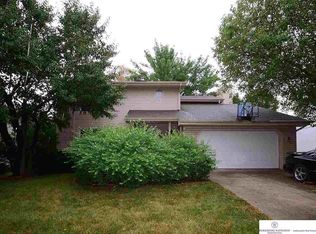 608 Woodbine Dr, Papillion, NE 68046