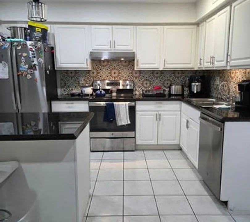 810 Sandtree Dr