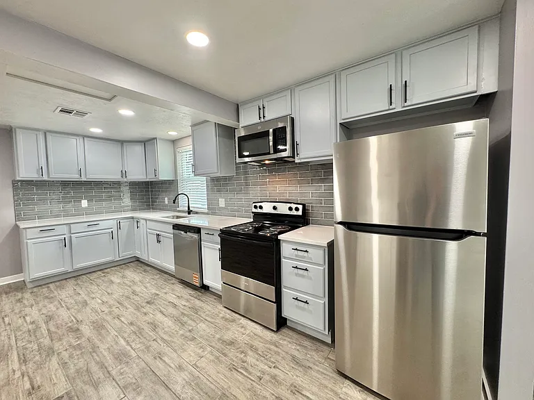 2144 Westchester Dr — Photo 13