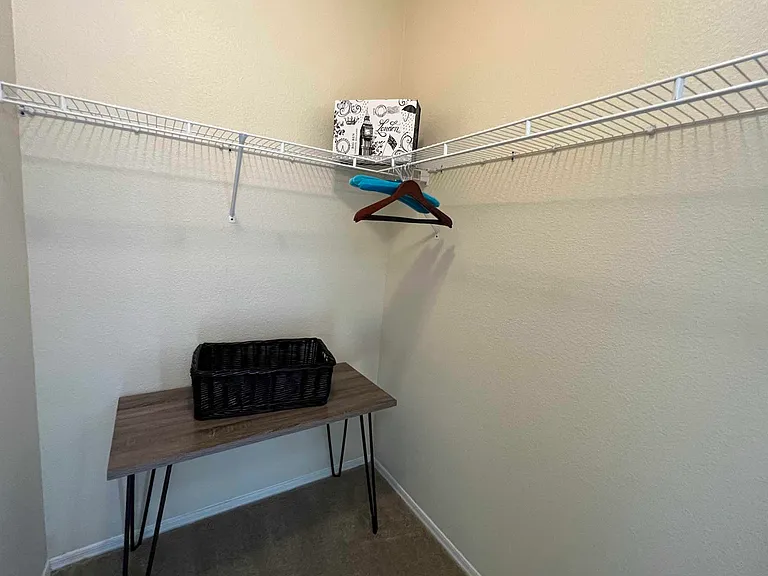 Deer Valley Regency Apartments — Photo 24