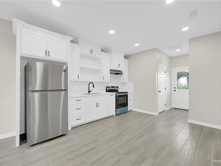 905 Crestview St #2 — Photo 5