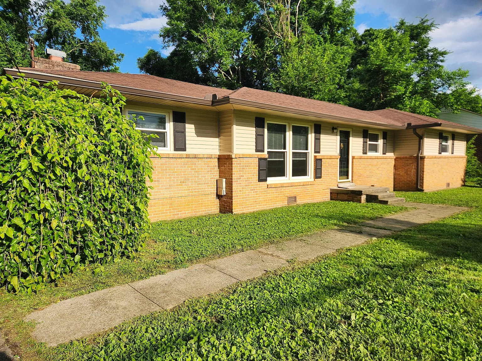 3 bed, 1.5 bath, 1718 sqft, $2,000 — Photo 2