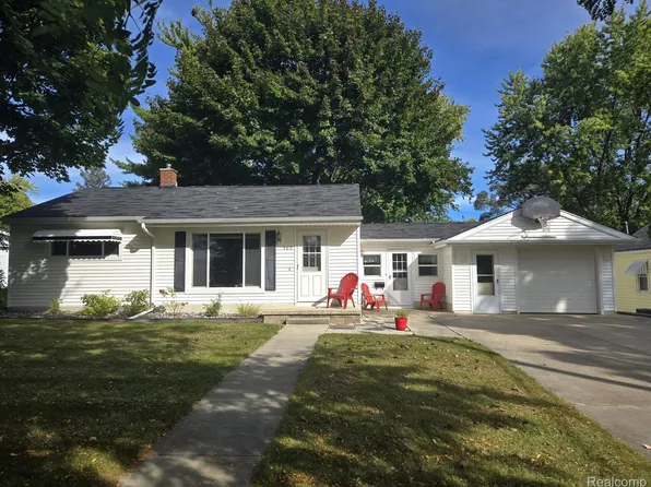 902 Gibbs St, Caro, MI 48723