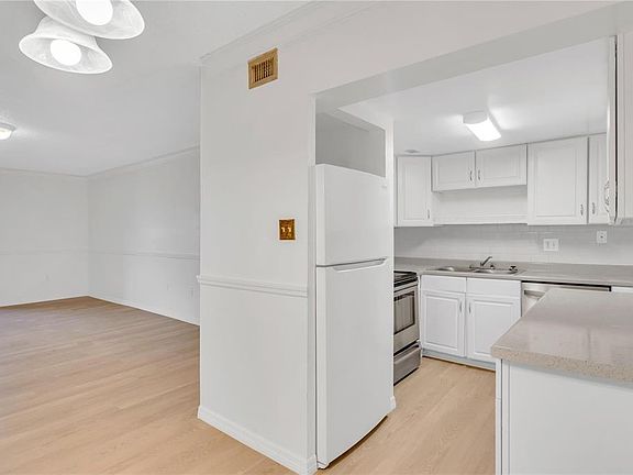 3rd image of 916 Lake Destiny Rd Unit E