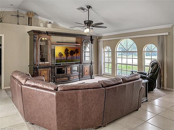 4th image of 5556 Belrose St
