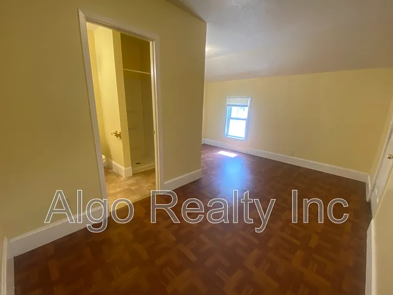 2117 Ilion Ave N — Photo 4