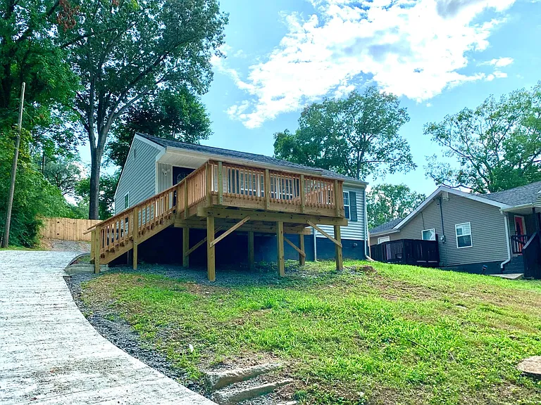 714 Woodlawn Dr — Photo 2