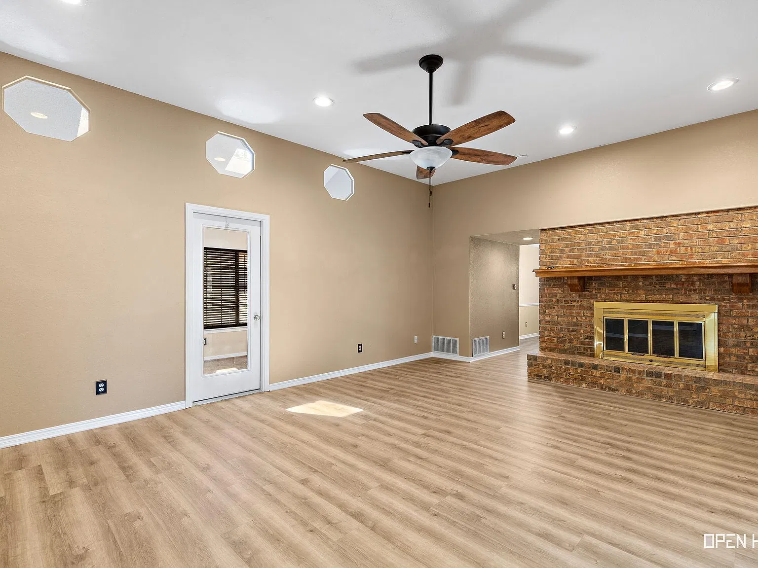 3 bed, 2.5 bath, 2142 sqft, $2,295 — Photo 3