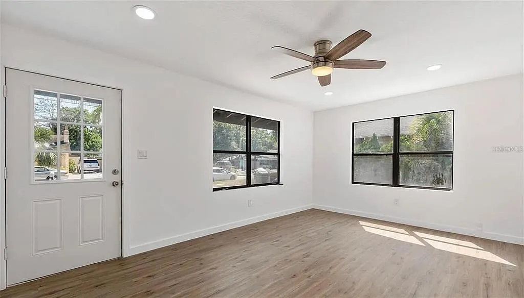 2 bed, 1.0 bath, 884 sqft, $2,050 — Photo 3