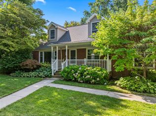 505 Hollywood Ave, Grosse Pointe Woods, MI 48236