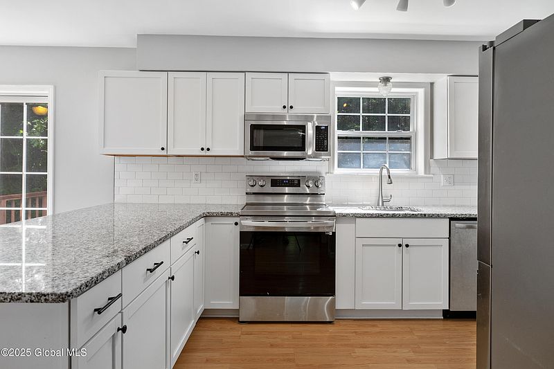 3rd image of 21 Schuyler Way