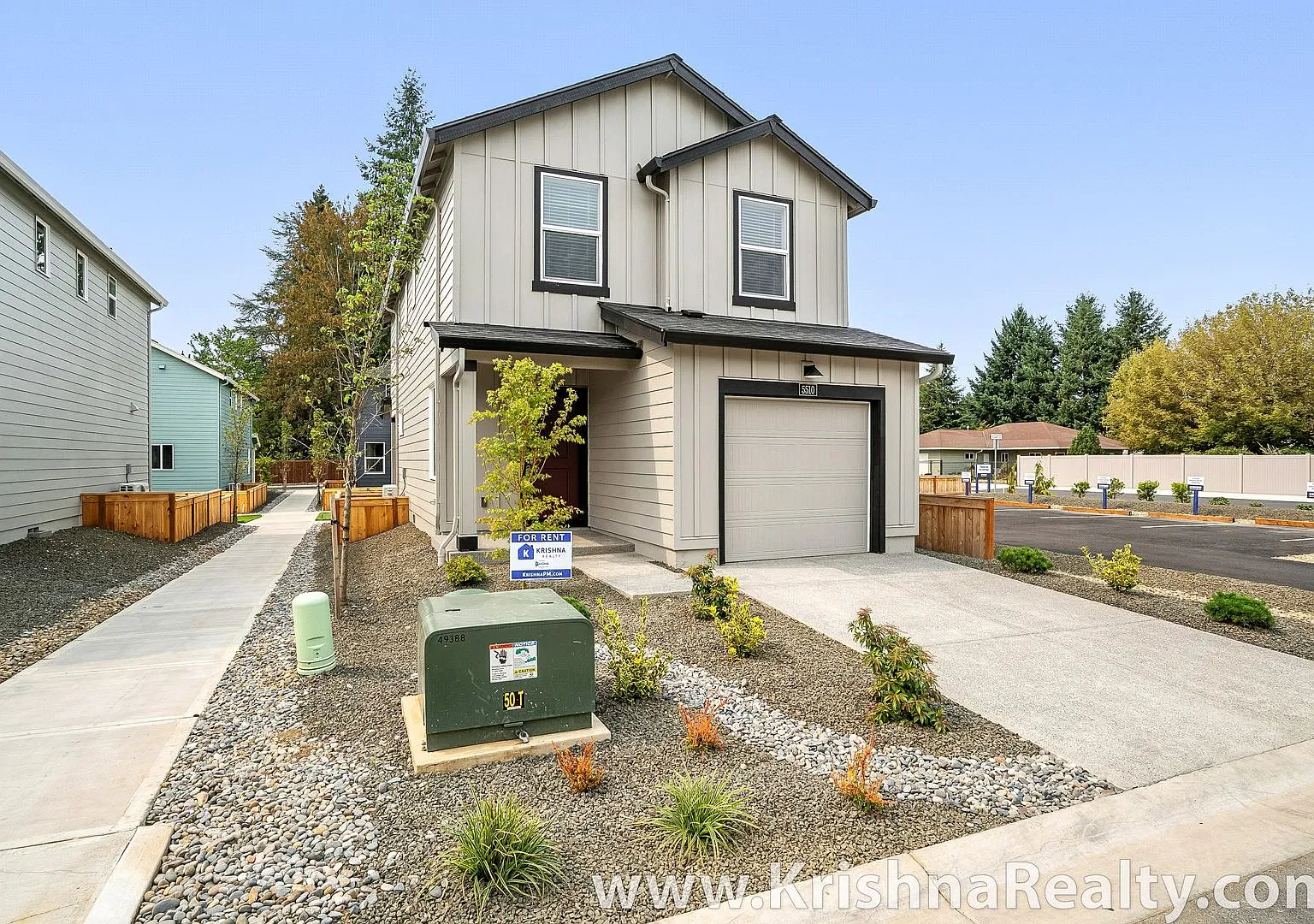 Modern 3-Bedroom Home with Upstairs Loft, Central A/C & Fenced Backyard — Photo 2