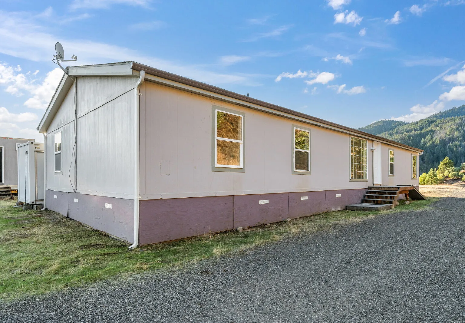 Spacious 4-Bedroom Single Family House in Ashland, Oregon! — Photo 2