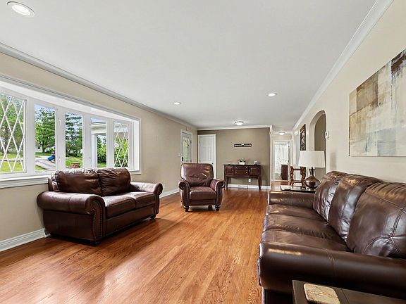 5th image of 672 Hillcrest Dr