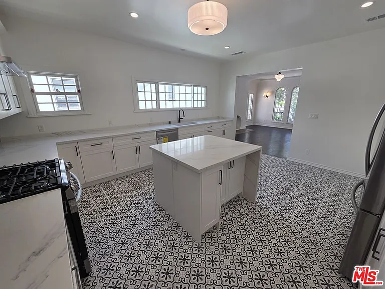 351 S Detroit St #4 — Photo 8