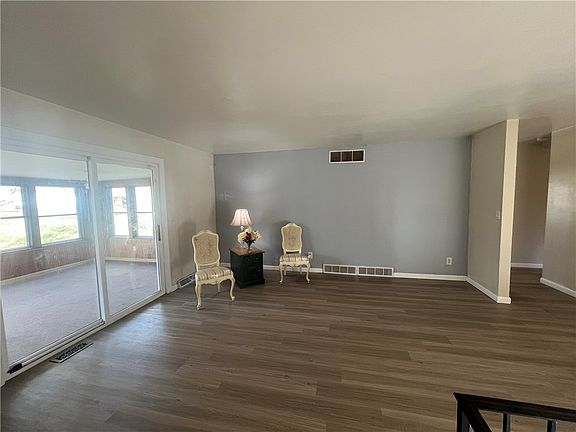 3rd image of 318 E Christine Dr