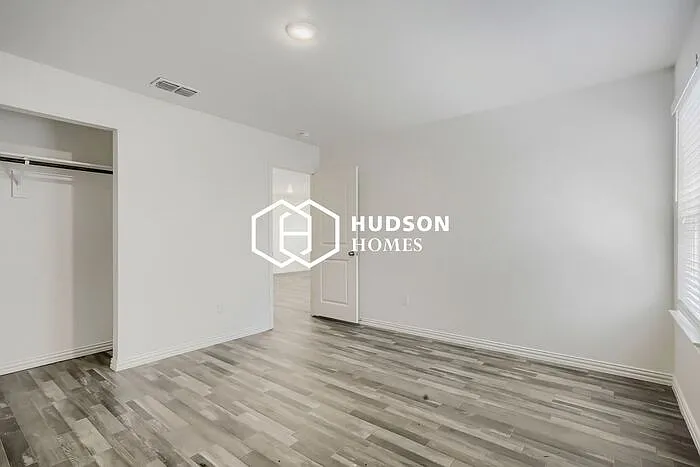 524 E Texas St — Photo 8