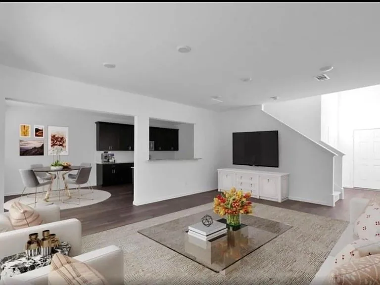 10573 Pineland Dr — Photo 2