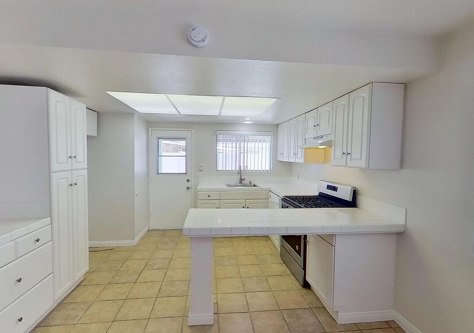 121 Greentree Ln — Photo 3