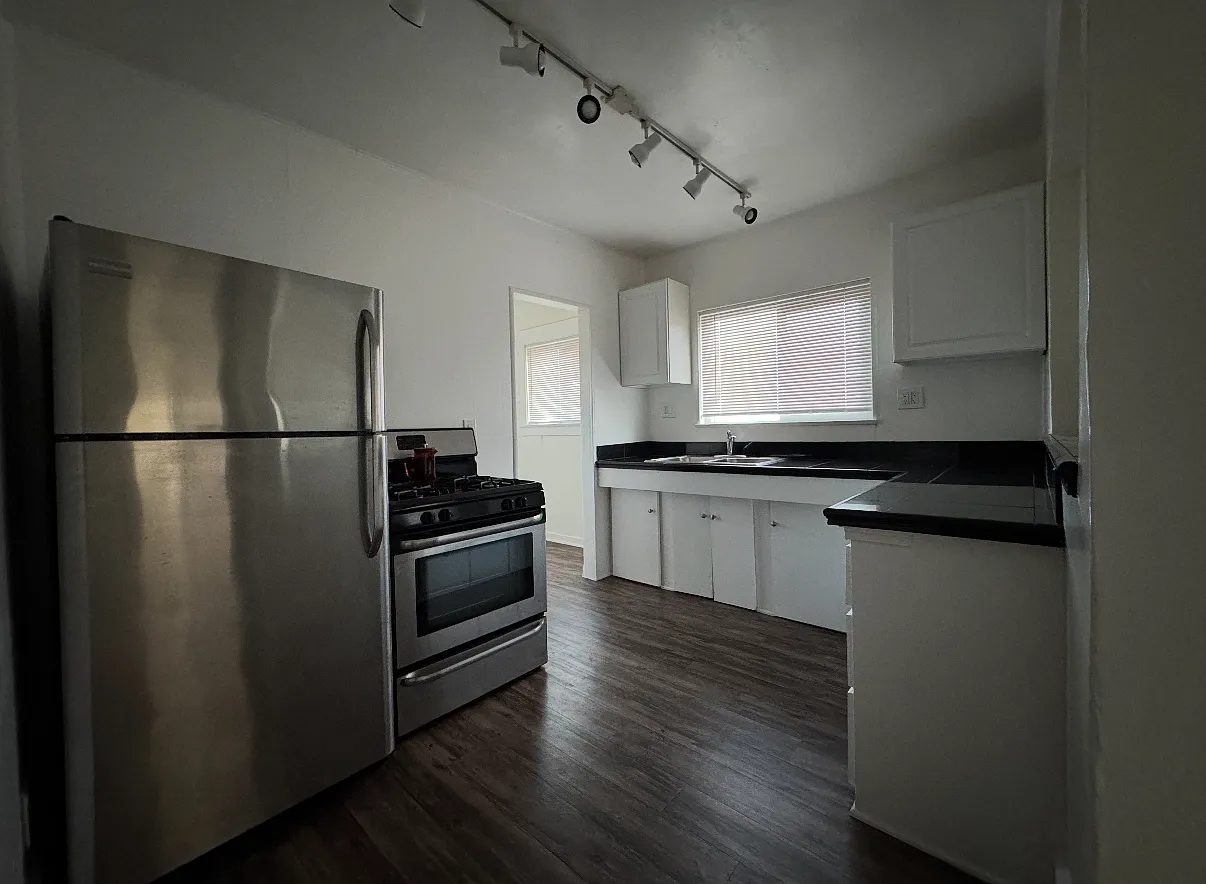 3 bed, 900 sqft, $3,500 — Photo 1