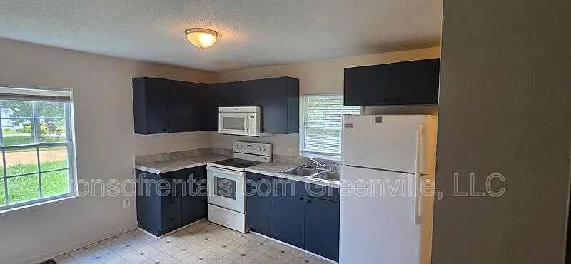 3 bed, 1.0 bath, 994 sqft, $1,550 — Photo 2