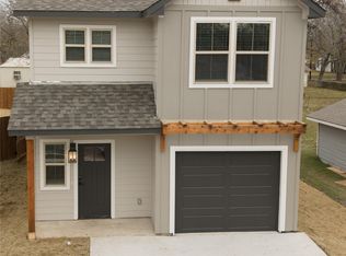907 E 10th St, Bonham, TX 75418