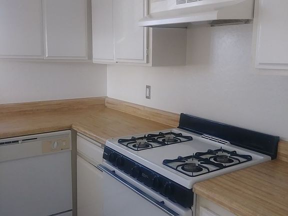 3rd image of 16046 Wyandotte St APT 4