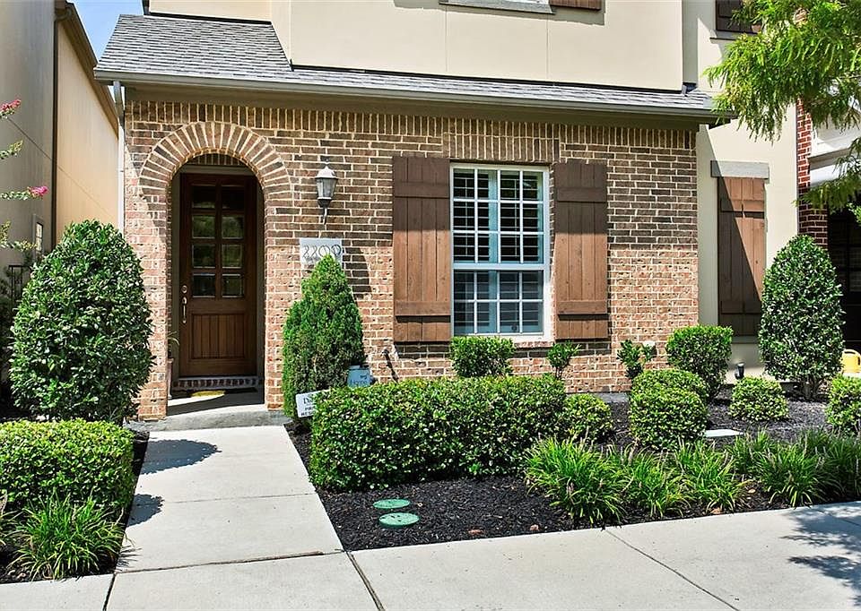 1st image of 2209 Longwood Dr