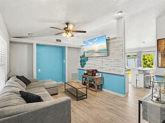 3rd image of 622 Burning Tree Ln