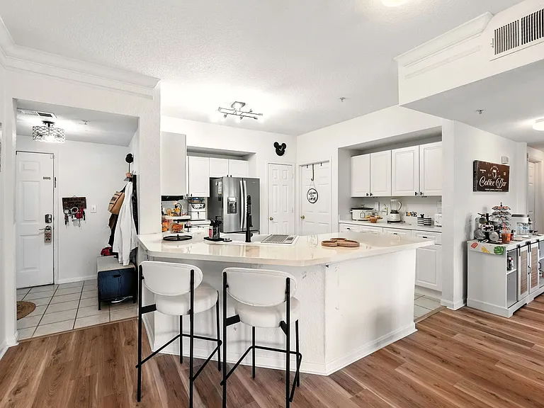 12-web-or-mls-211 Longview Ave 306_12_10212025