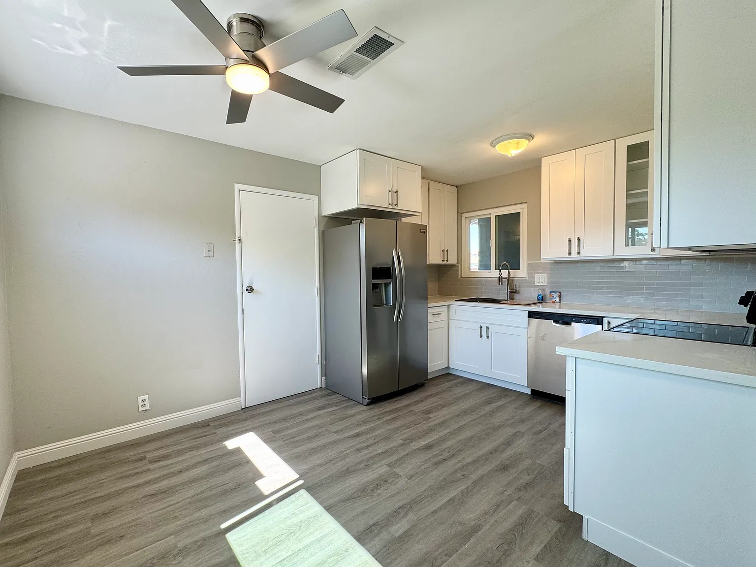 3 bed, 1020 sqft, $2,995 — Photo 4