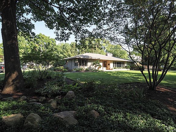 3rd image of 400 Arden Dr