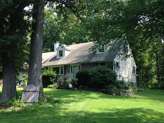 3rd image of 81 Seven Oaks Ln
