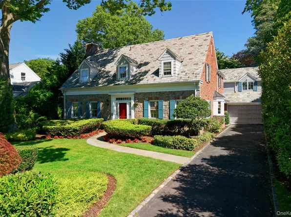 61 Mason Drive, Manhasset, NY 11030