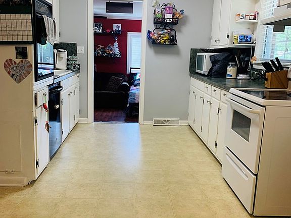 5th image of 304 Lansbury Dr