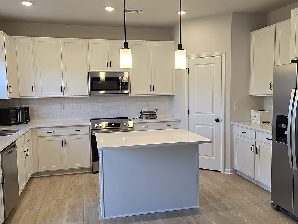 2nd image of 512 Lively Cres