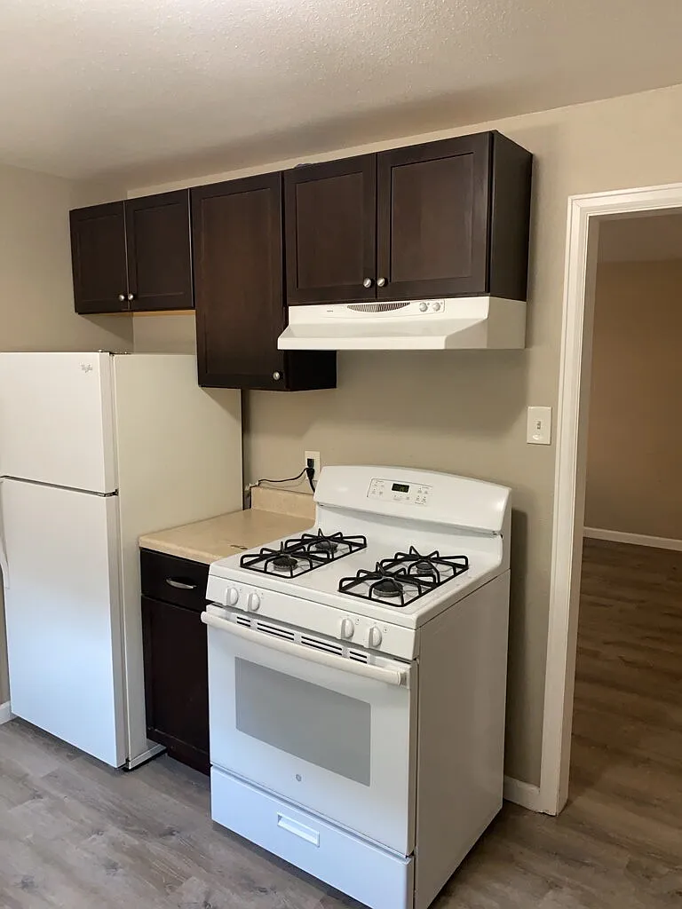 2 bed, 1.0 bath, 837 sqft, $1,595 — Photo 2