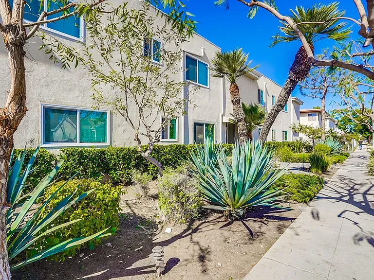 Pet Friendly Apartment Complex in South LA - Gated Parking, Laundry In-Units, Manager On-Site — Photo 6