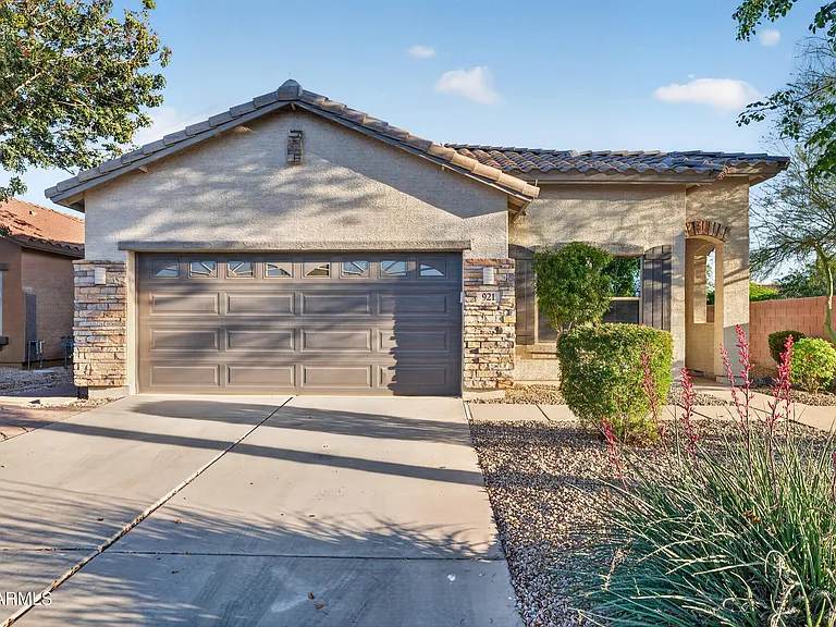 921 W Dana Dr — Photo 1