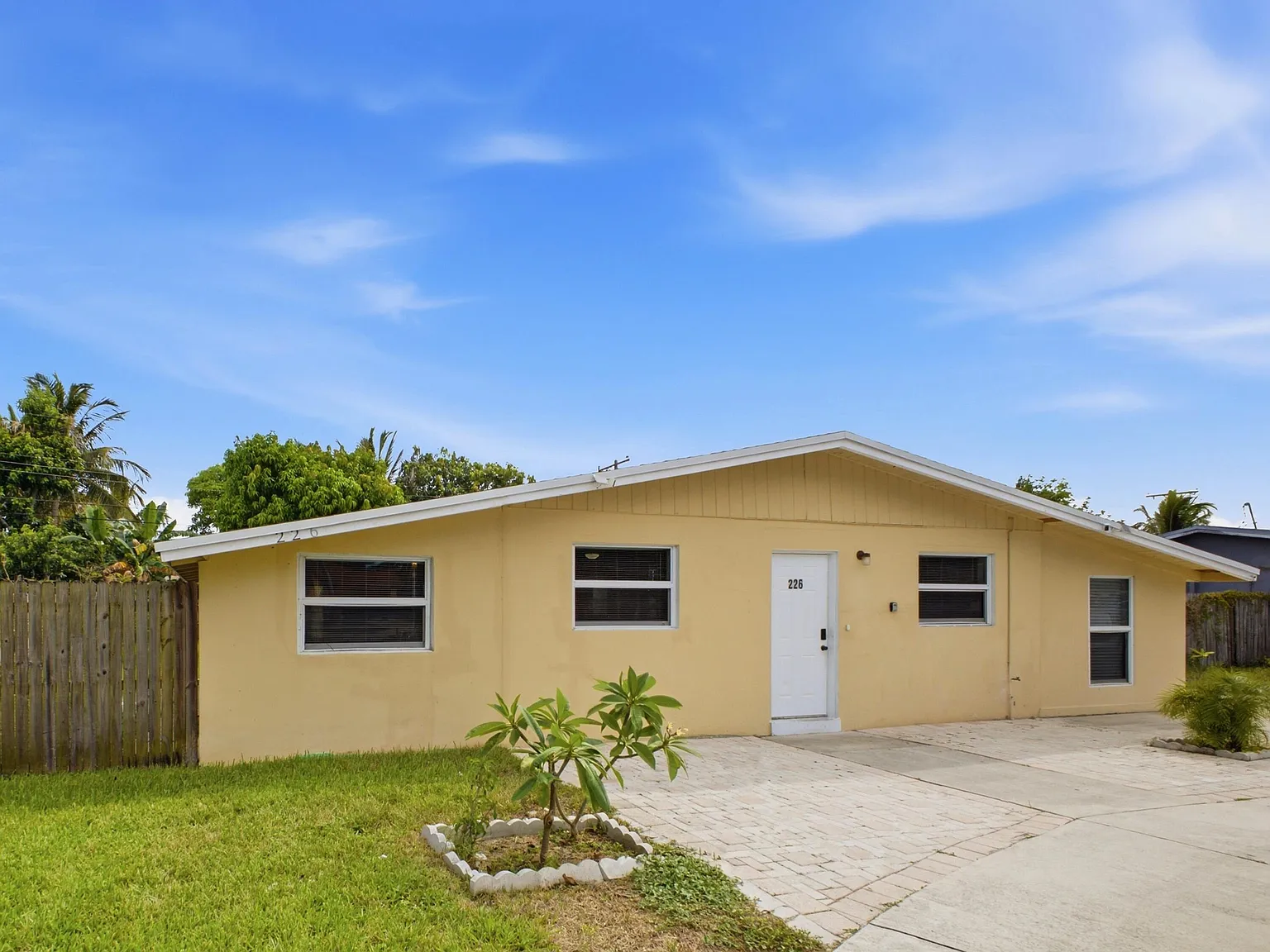 3 bed, 2.0 bath, 1256 sqft, $3,300 — Photo 4