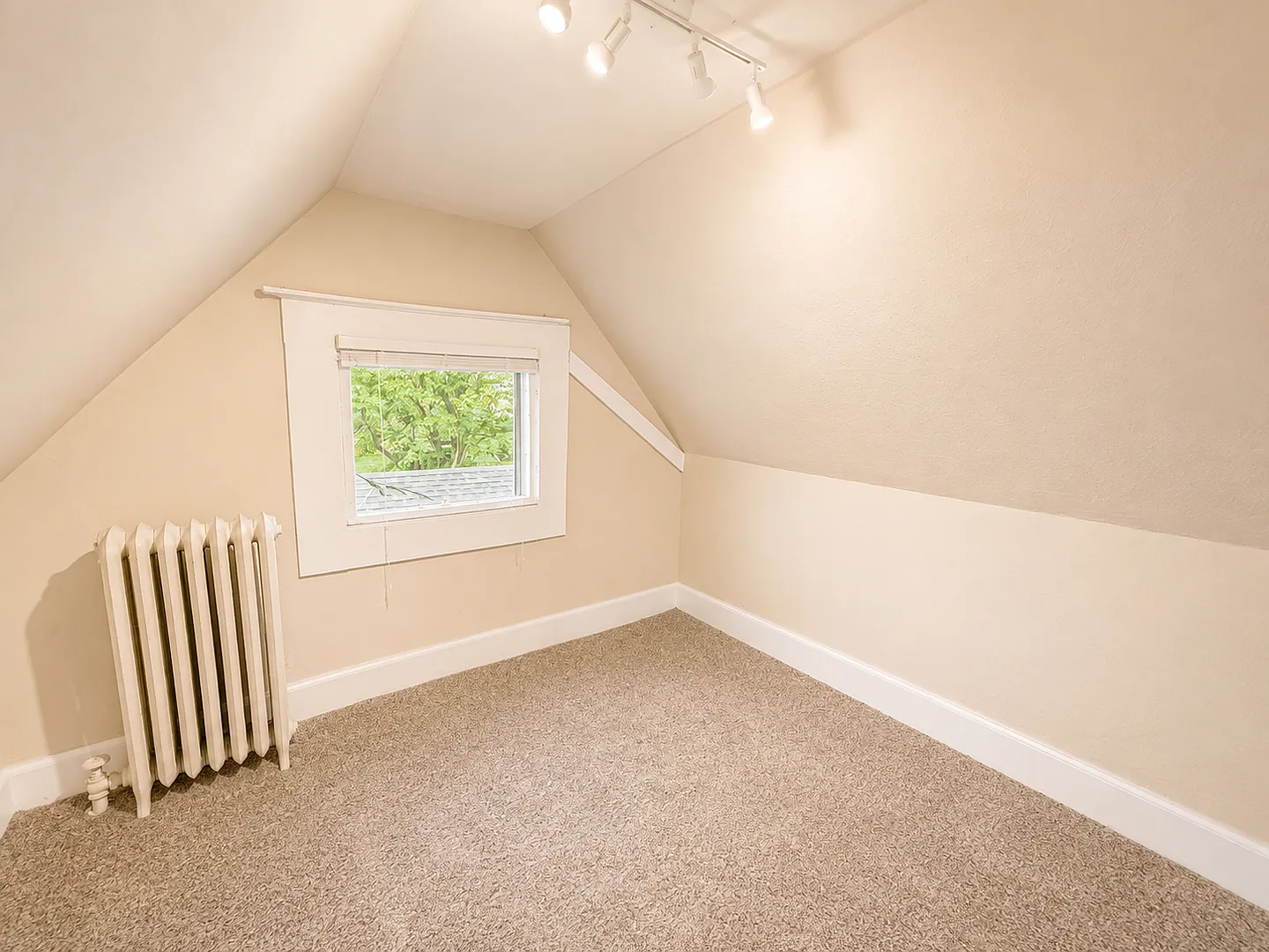 Downtown 2-Bedroom Just Blocks from Colorado College — Photo 3