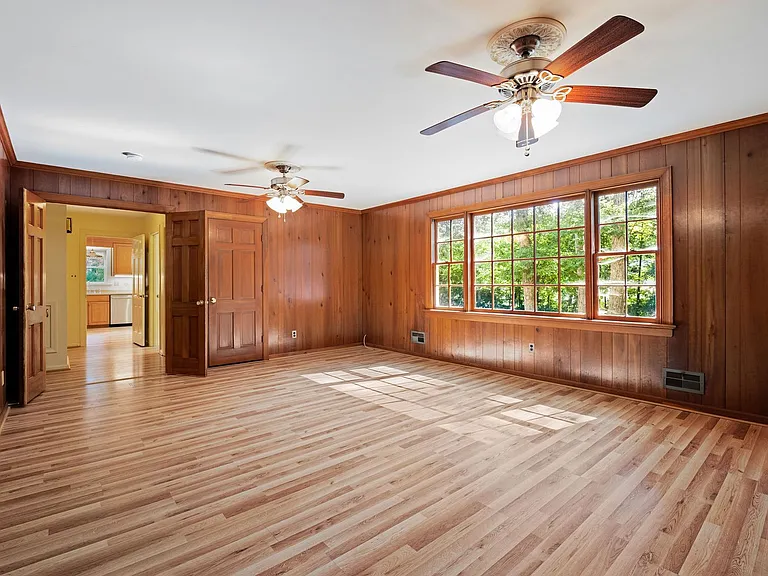 2401 Scarsborough Dr — Photo 21