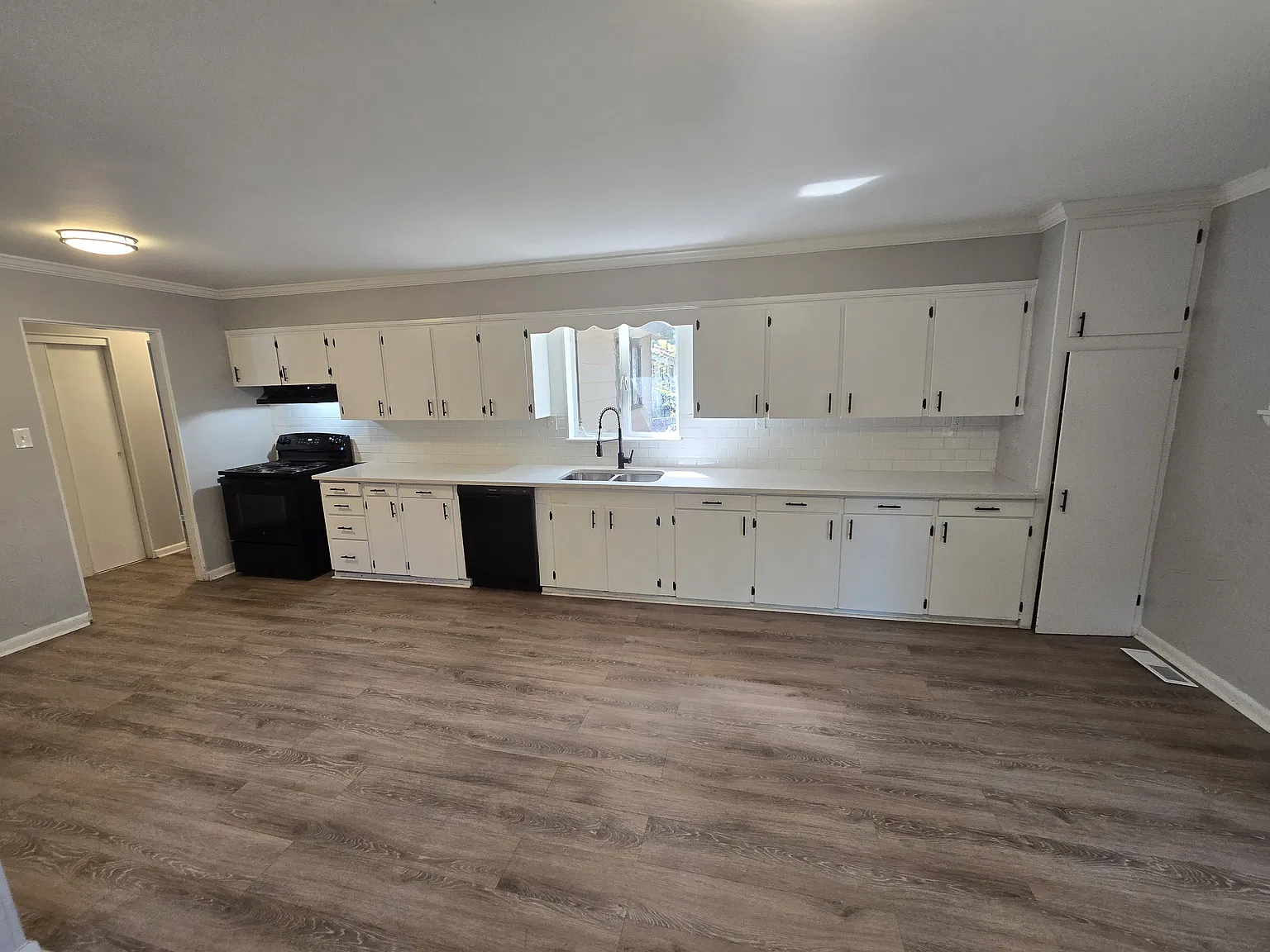 Spacious 3 Bedroom 1 Bathroom Home — Photo 4