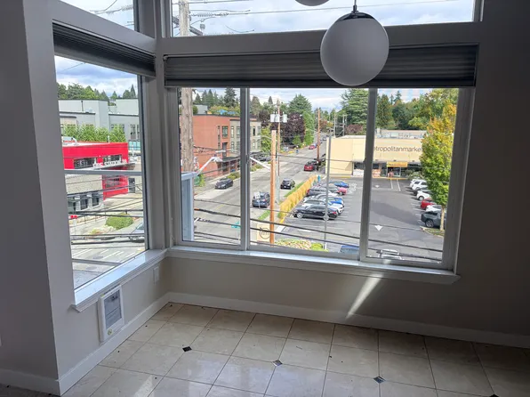 5249 40th Ave NE APT 401, Seattle, WA 98105
