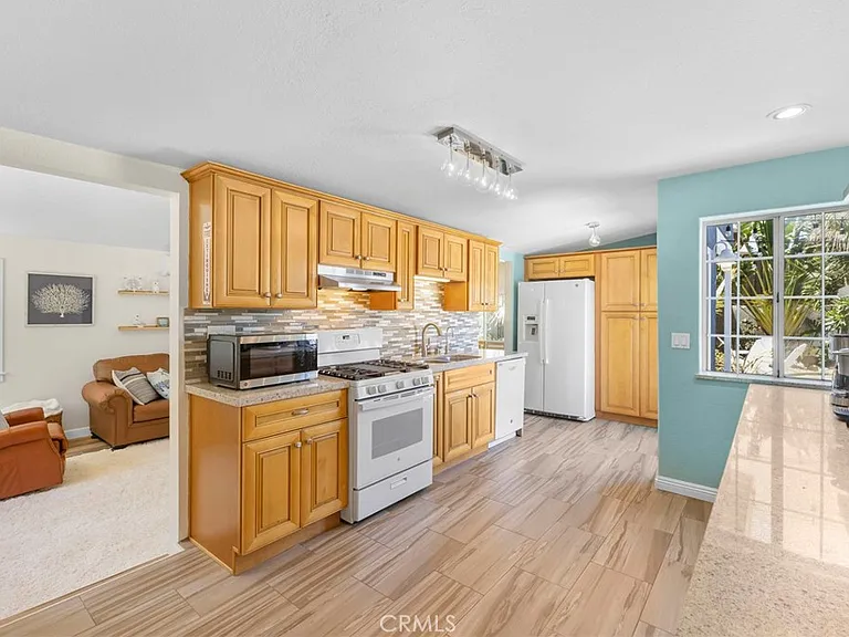 142 E Glaucus St — Photo 10
